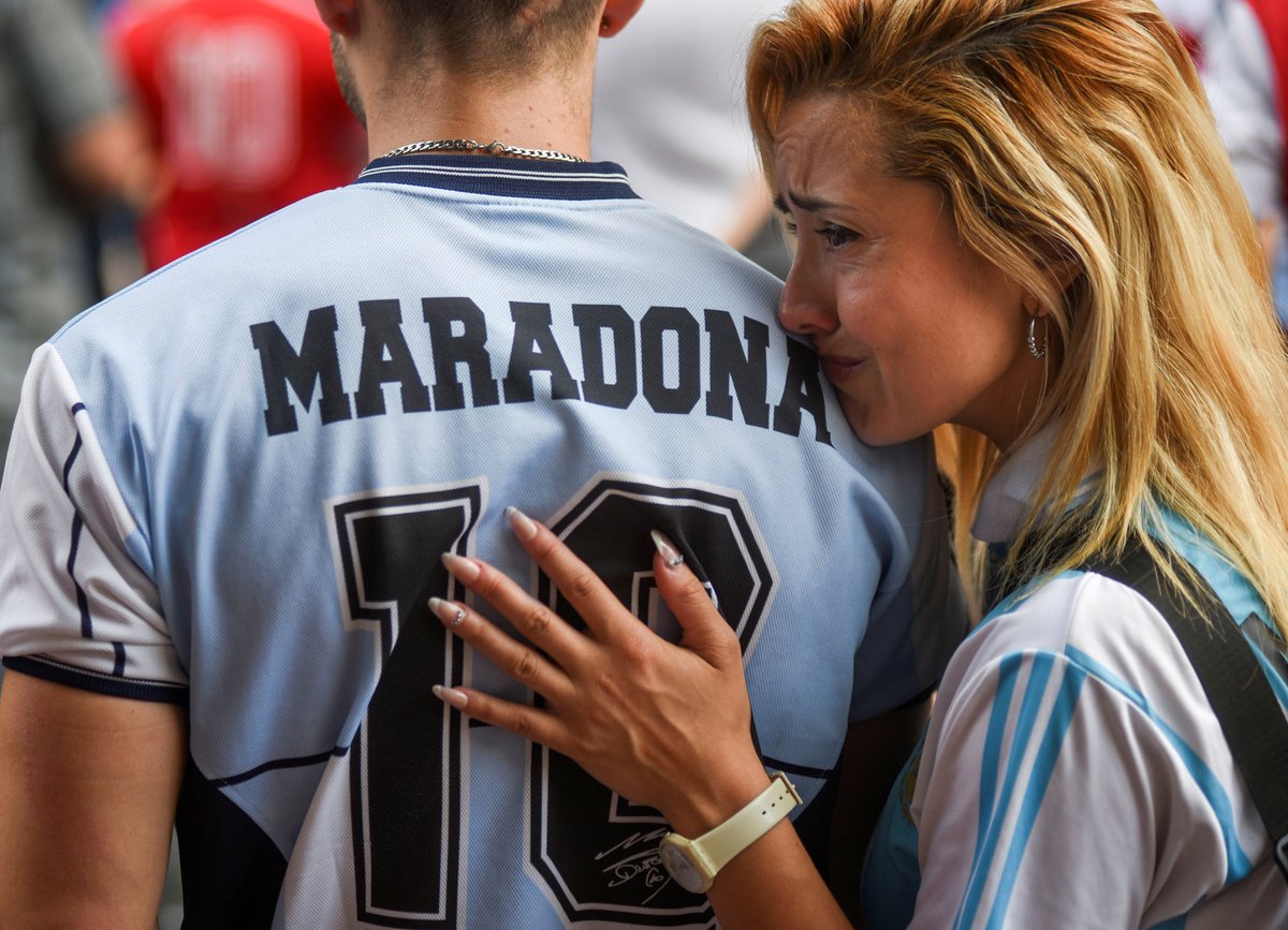 Fanoušci si připomínají památku zesnulého fotbalisty  Diega Armanda Maradony v Buenos Aires.