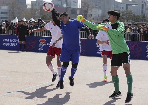 Legendární Diego Maradona na fotbalové exhibici připomněl slavný gól rukou