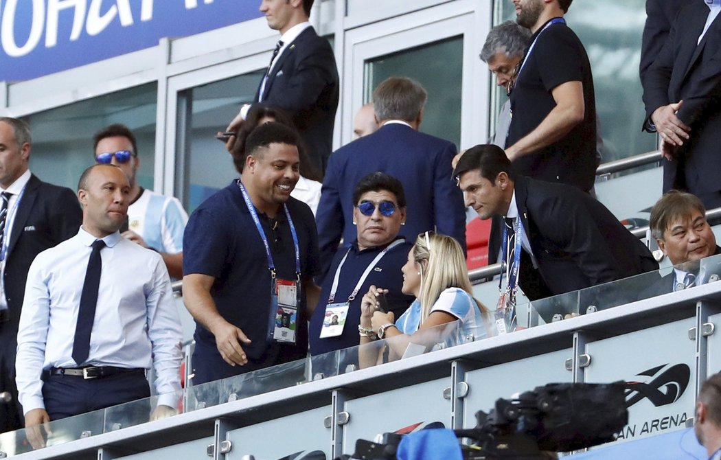 Ronaldo na tribuně na MS 2018 s Maradonou