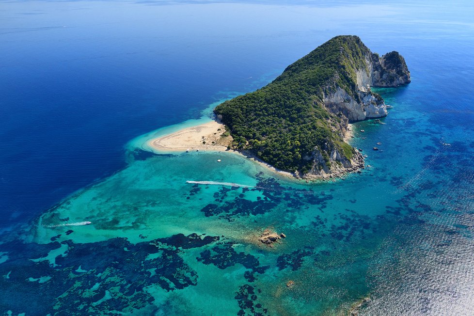 Pláže řeckých ostrovů jsou oblíbeným cílem turistů (ilustrační foto).