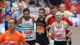 Hrdina maratonu v Londýně: Zastavil se před cílem, aby pomohl doběhnout soupeři