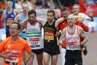 Hrdina maratonu v Londýně: Zastavil se před cílem, aby pomohl doběhnout soupeři