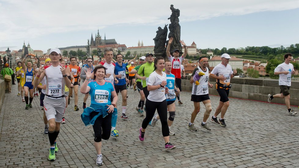 Tradiční pražský maraton pravidelně přiláká tisíce zájemců.