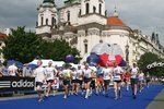 Tradiční pražský maraton pravidelně přiláká tisíce zájemců.