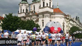 Tradiční pražský maraton pravidelně přiláká tisíce zájemců.