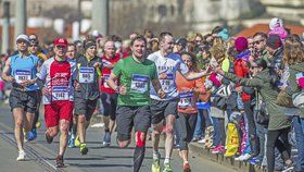 Pražané, pozor! Půlmaraton o víkendu omezí dopravu v centru města, bude i zákaz parkování