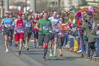 Pražané, pozor! Půlmaraton o víkendu omezí dopravu v centru města, bude i zákaz parkování