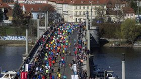 Prahou opět proběhne maraton s tisíci běžců.