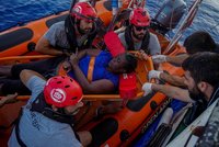 Loď s uprchlíky uvázla u Tuniska. Úřady je odmítají pustit na pevninu