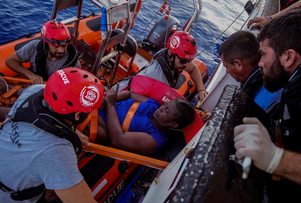 Zakladatel španělské humanitární organizace Óscar Camps po úterní záchranné akci obvinil libyjskou pobřežní stráž, že nepomohla všem migrantům z jedné lodi.