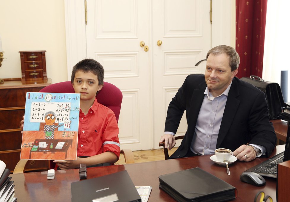 Školák Jakub Zeman ukazuje obrázek, se kterým vyhrál výtvarnou soutěž Jeden den ministrem