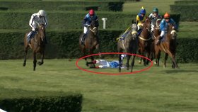 Žokej Marcel Novák spadl z koně při dostizích na mosteckém hipodromu.