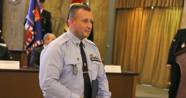 Brněnský strážník Marcel Rajtšlégr prokázal, že se umí dobře vcítit do situace jiných, zachránil tím život deprimovanému muži.