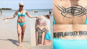 Marcela Březinová se pochlubila všemi svými tetováními.