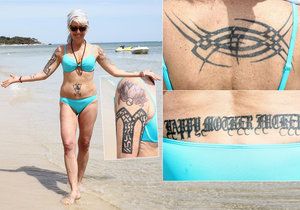 Marcela Březinová se pochlubila všemi svými tetováními.