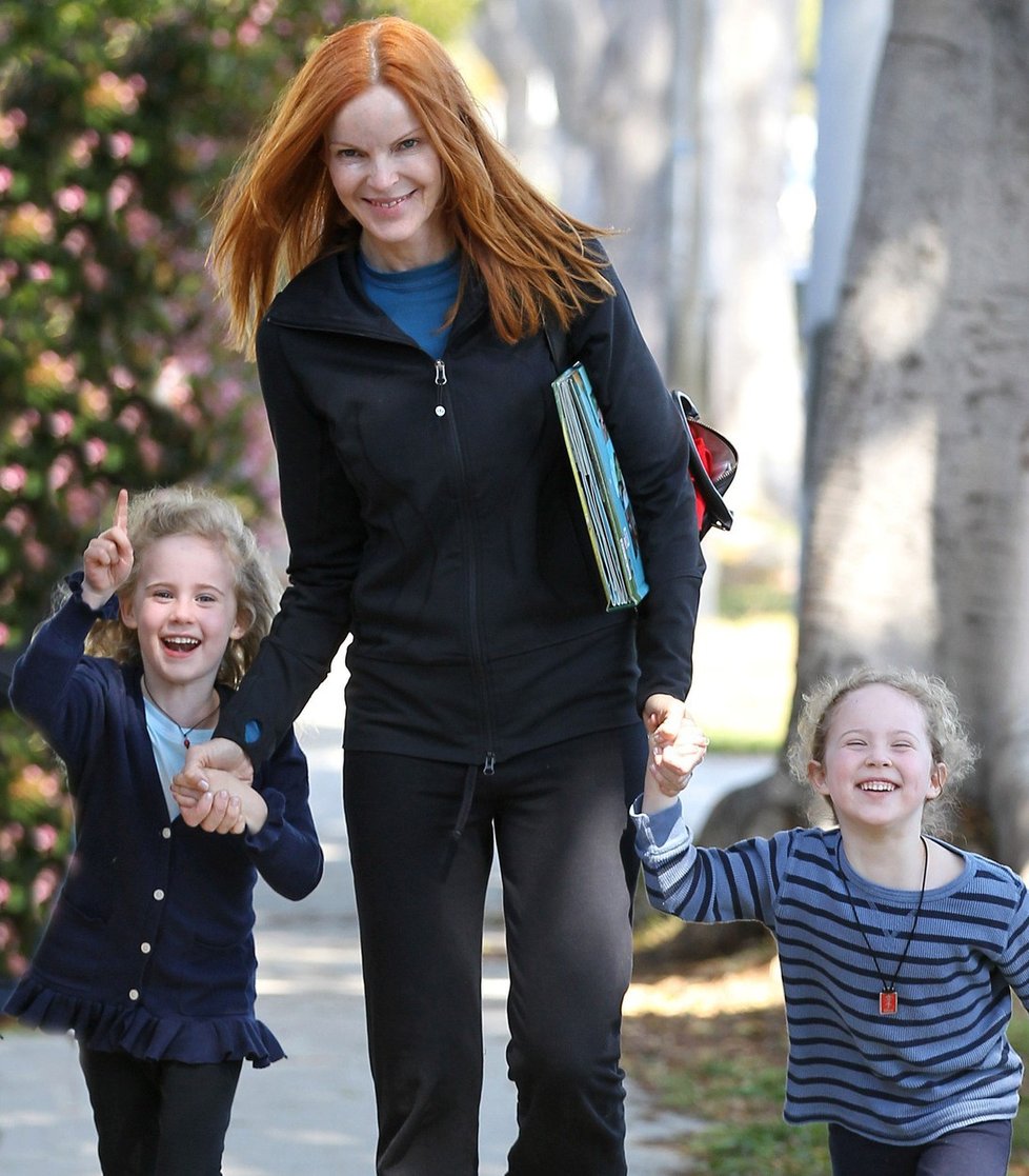 Marcia Cross (54), kterou znáte asi ze seriálu Zoufalé manželky, má také dvojčata. Eden a Savannah je už devět let.