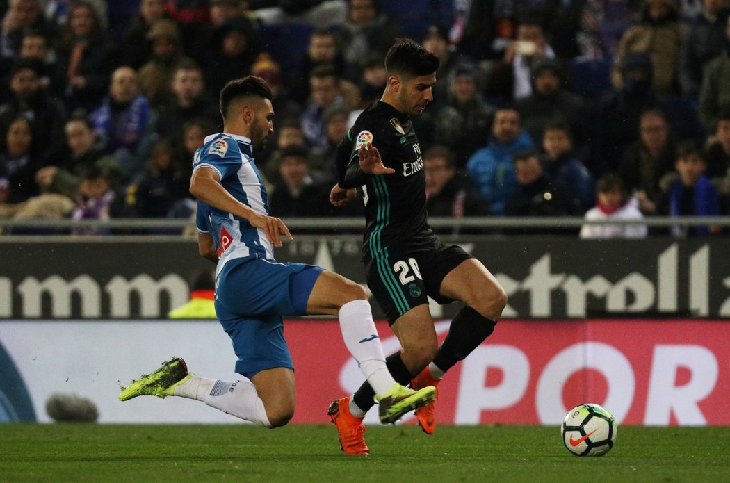 Marco Asensio z Realu Madrid v souboji s Marcem Navarrou z Espanyolu