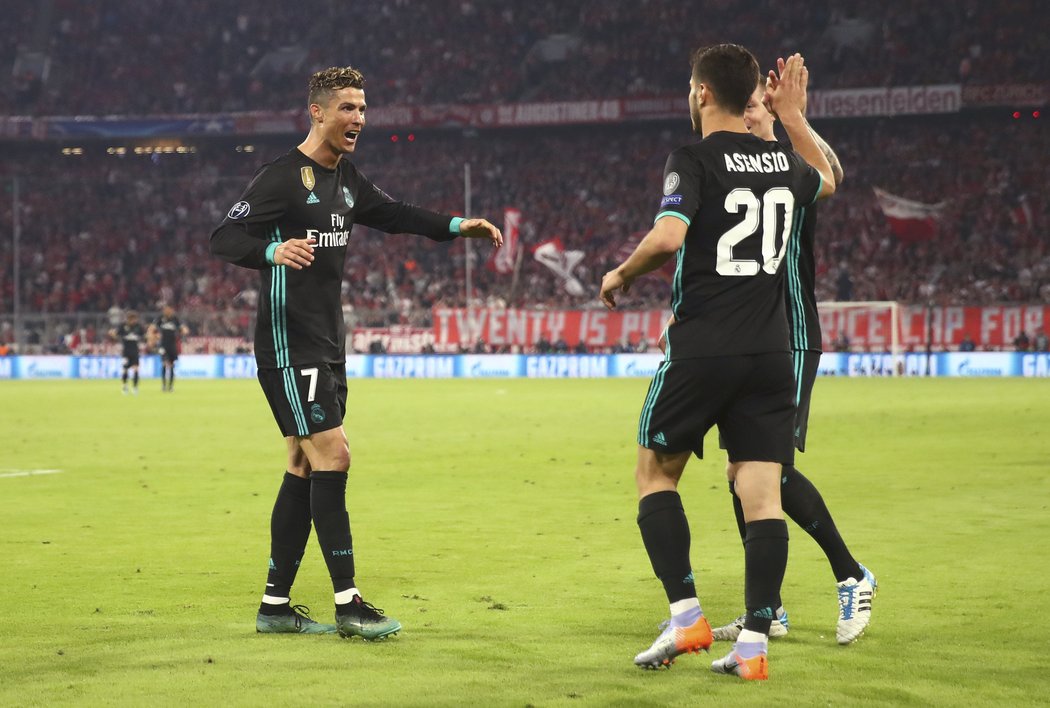 Marco Asensio slaví se spoluhráči vítězný gól do sítě Bayernu