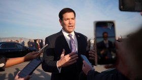Americký ministr zahraničí Marco Rubio hovoří s novináři před nástupem do letadla na letišti poblíž řeckých Atén (8. 10. 2026).