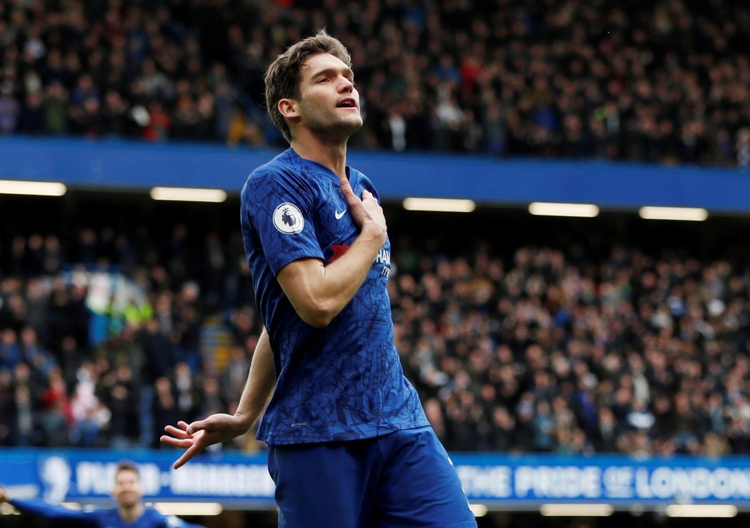 Marcos Alonso slaví trefu Chelsea v zápase proti Tottenhamu