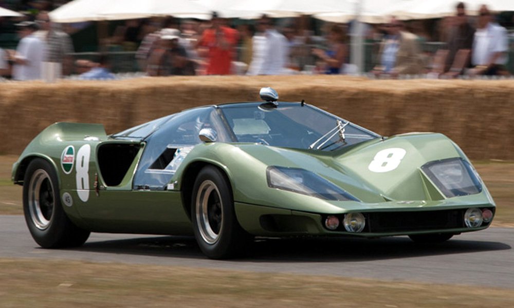 Prvním vozem Marcos s názvem Mantis byl jednosedadlový závodní vůz Mantis XP, postavený v roce 1968 v jediném exempláři.