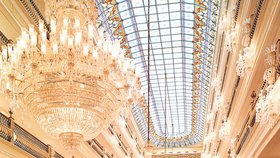 Všechny haly hotelu jsou honosně osvětleny obrovskými lustry z pravého křišťálu