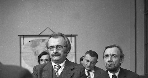 1976 - „Hliník se odstěhoval do Humpolce,“ prohlašoval Srstka (uprostřed) ve filmu Marečku, podejte mi pero!