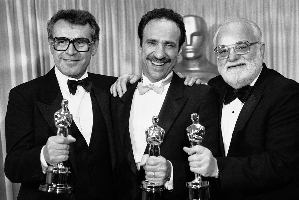 Miloš Forman (vlevo) s cenou Oscar