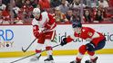 Marek Alscher (v červeném) nakoukl do NHL