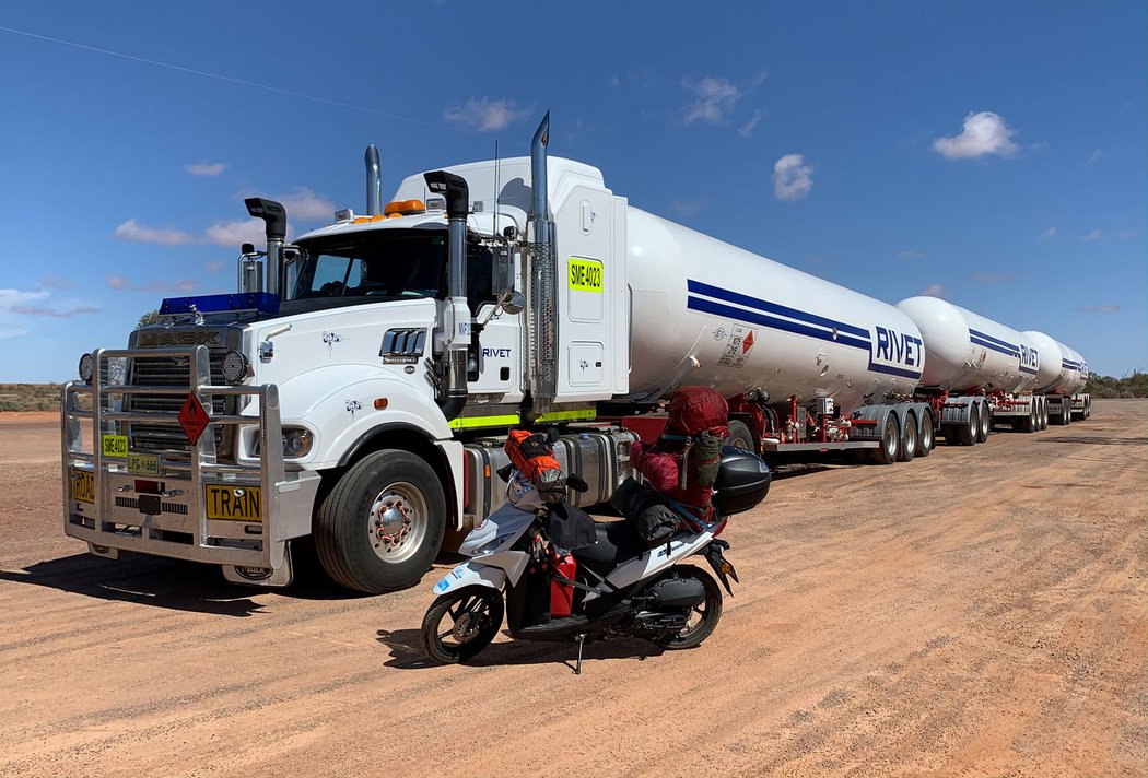 Road Train Austrálie - 51 m dlouhý kamion