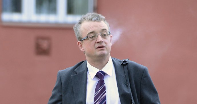 Poslanec Marek Benda (ODS) s cigaretou