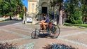 Benzův Patent Motorwagen se prohání ulicemi kolem kostela sv. Mikuláše v Aši Benzův Patent Motorwagen se prohání ulicemi kolem kostela sv. Mikuláše v Aši