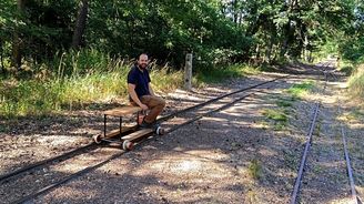 Tahle lavička je ve skutečnosti drezína. Jede sice jen zhruba 10 km/h, ale jízda na ní je tak trochu jiný off -roadový zážitek. Tahle lavička je ve skutečnosti drezína. Jede sice jen zhruba 10 km/h, ale jízda na ní je tak trochu jiný off -roadový zážitek.