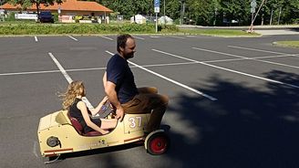 Neteř veze svého strýčka v – nebo spíš na – motokáře Neteř veze svého strýčka v – nebo spíš na – motokáře