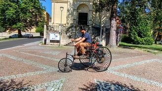 Benzův Patent Motorwagen se prohání ulicemi kolem kostela sv. Mikuláše v Aši Benzův Patent Motorwagen se prohání ulicemi kolem kostela sv. Mikuláše v Aši