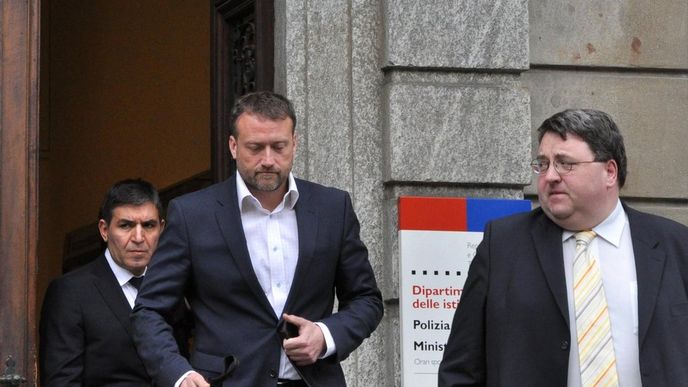 Marek Čmejla (uprostřed) odchází od soudu ve švýcarské Bellinzoně, kde 15. května pokračoval proces s bývalými manažery a majiteli Mostecké uhelné společnosti, kteří jsou obžalováni z praní špinavých peněz, podvodů a korupce. Soud nyní projednává případy jen přítomných obžalovaných Jiřího Diviše, Marka Čmejly a Petra Krause. Zbývající tři, kteří do Bellinzony nepřijeli, byli obesláni na 10. června.