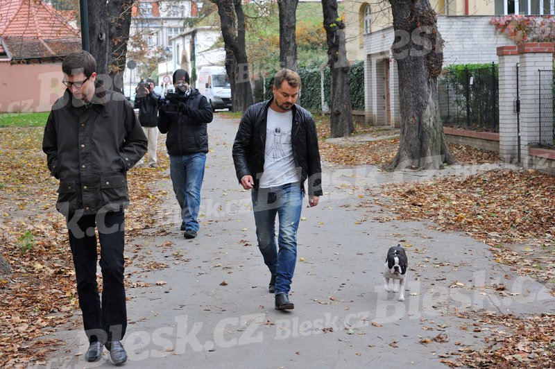 Zatímco se Dalík tváří rozzlobeně z přítomnosti novinářů, Hugovi to očividně nevadí...