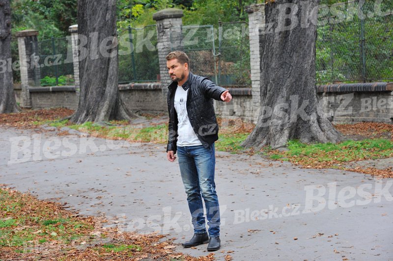 Marek pokřikuje na novináře, aby toho nechali, že zavolá policii. Zároveň ukazuje na svého právníka...