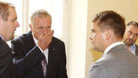 Marek Dalík u soudu kvůli kauze Pandur (srpen 2014). Uprostřed Mirek Topolánek, který vypovídal také.