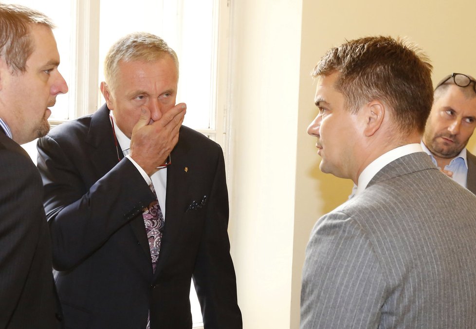 Marek Dalík u soudu kvůli kauze Pandur (srpen 2014). Na chodbě s Mirkem Topolánkem