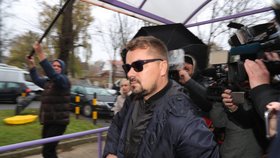 Marek Dalík nastoupil v pondělí 6. 11. 2017 podruhé k výkonu trestu. Odsouzen je k pěti letům za podvody při nákupu obrněných vozidel Pandur.