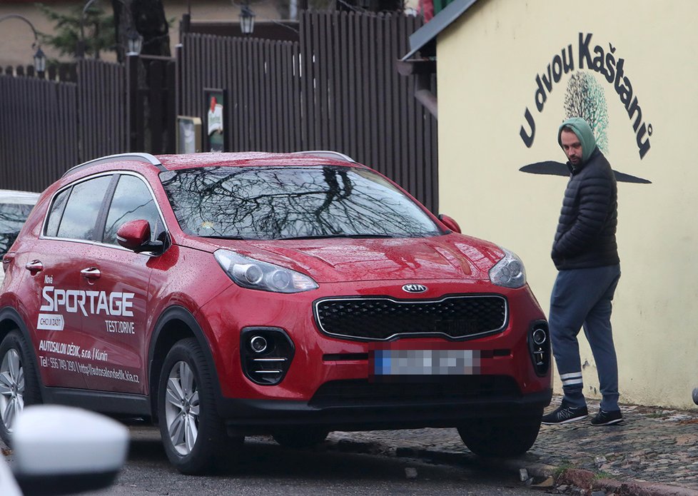 Půjčené auto střeží jako oko v hlavě.