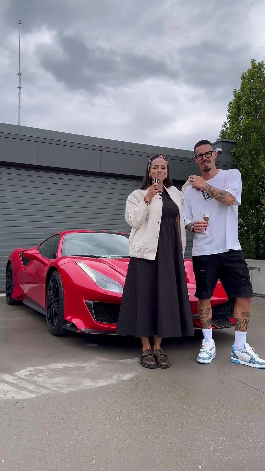 Sourozenci Hamšíkovi pózují před luxusním Ferrari…