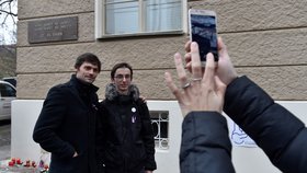Lékař a prezidentský kandidát Marek Hilšer (vlevo) pózuje pro mobilní fotografii na pražském Albertově, kde spolu s dalšími lidmi uctil 17. listopadu státní svátek u památníku, který připomíná, že právě odtud vyšel 17. listopadu 1989 pochod studentů na Národní třídu.