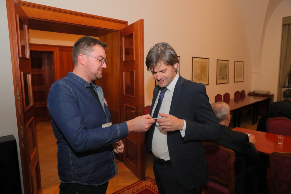 Senátor Marek Hilšer (MHS) s odznakem Blesk Tlapky. (29. 1. 2020)
