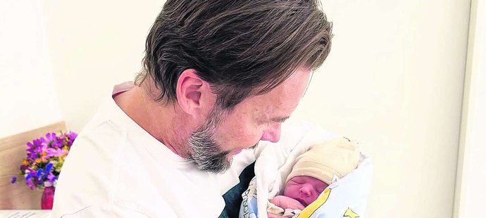 Děda Marek Jankulovski s vnoučkem Markem v porodnici.