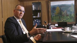 Čekání na hypoteční novelu může poškodit české banky, řekl viceguvernér ČNB Mora 