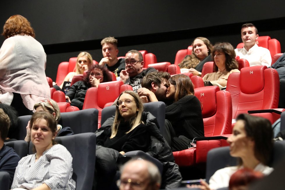 Marek Němec na premiéře filmu Za vším hledej ženu vášnivě líbal svou novou přítelkyni.