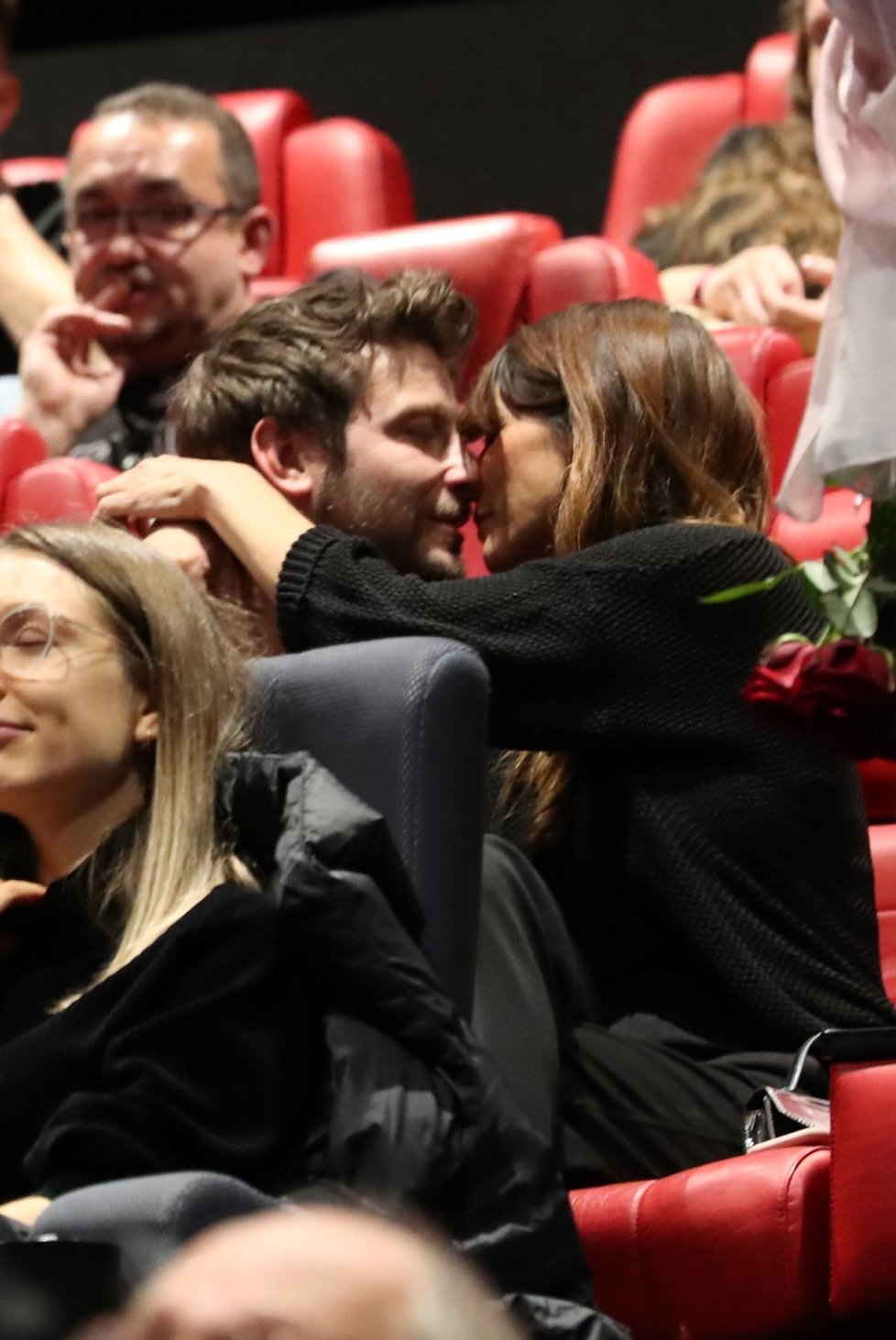 Marek Němec na premiéře filmu Za vším hledej ženu s novou přítelkyní.