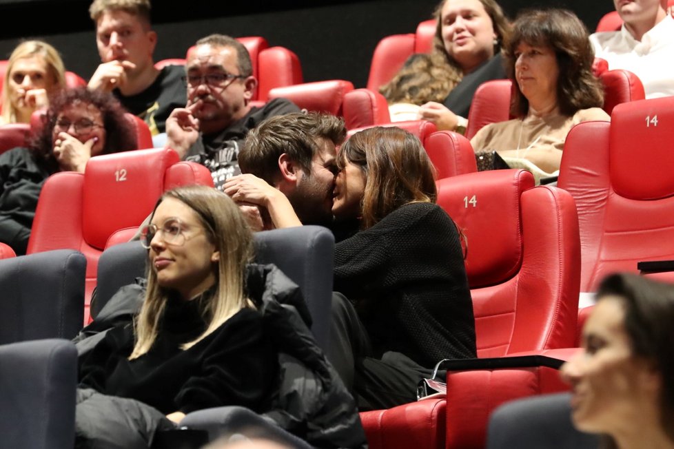 Marek Němec na premiéře filmu Za vším hledej ženu vášnivě líbal svou novou přítelkyni.